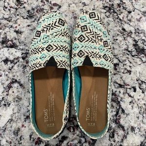 TOMS Women’s - Blue Multi Tribal, size 7.5